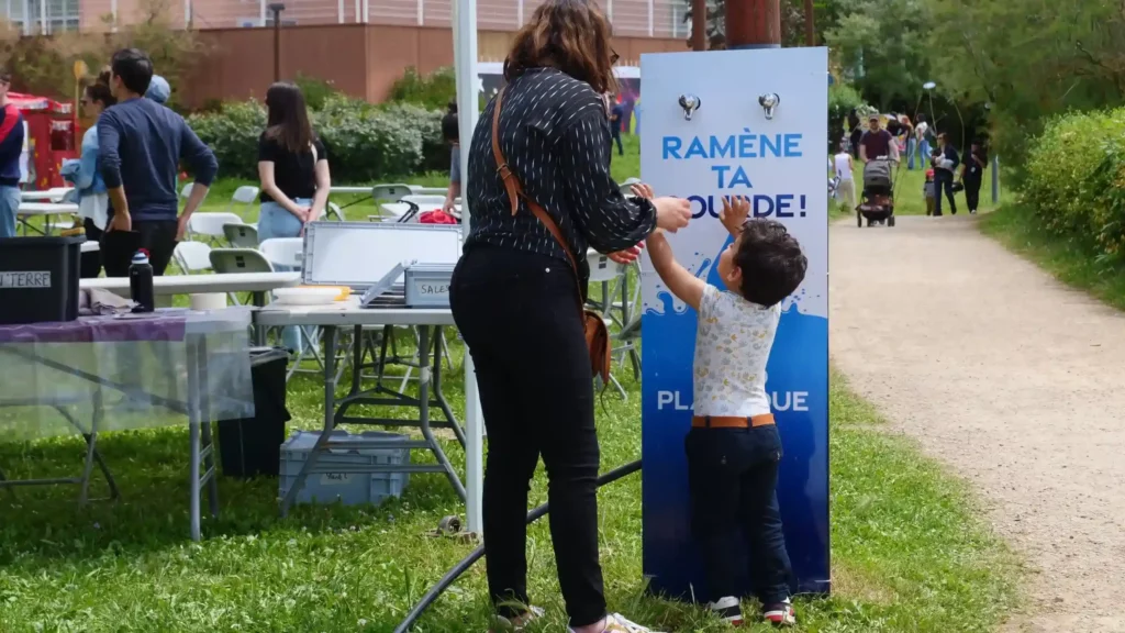 Photo mère et fils utilisant un point d'eau pour gourde
