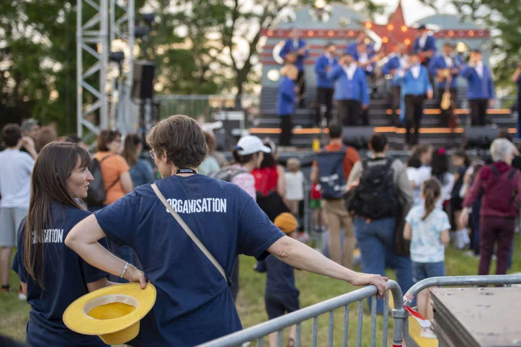 Photo de bénévoles pendant un spectacle du festival